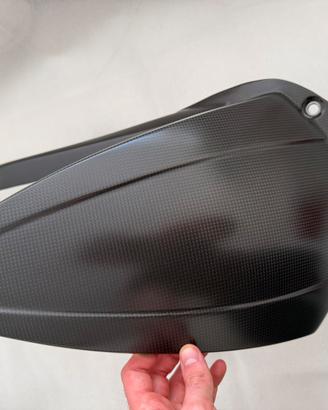 Parafango in carbonio Fullsix scarico Akrapovic V4