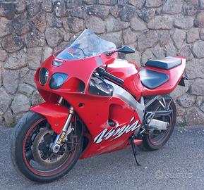 Kawasaki zx7r ninja anno 1998 red color