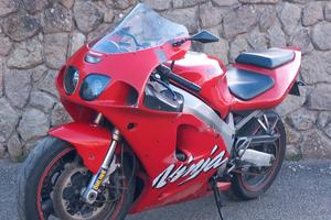 Kawasaki zx7r ninja anno 1998 red color