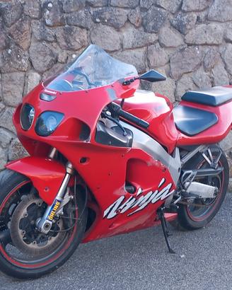 Kawasaki zx7r ninja anno 1998 red color