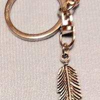 PORTACHIAVI CON CIONDOLO A PIUMA