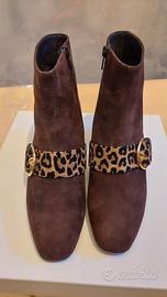 stivaletti caffè con fibbia leopardata 