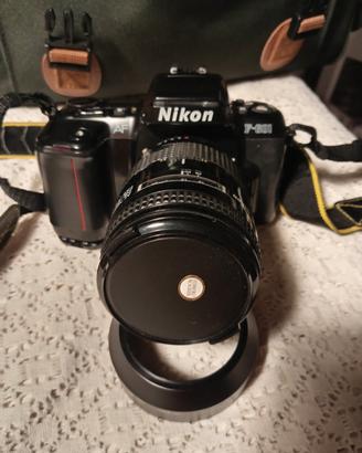 Fotocamera Nikon F601. Obiettivo Nikkor 28-85 