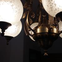 Lampadario 6 luci ottone vetro bianco lavorato