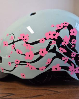 Casco Nutcase "Street Cherry Blossom" Misura S