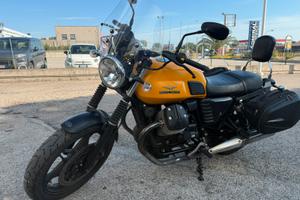 Moto Guzzi V7 II 2015 superaccessoriata