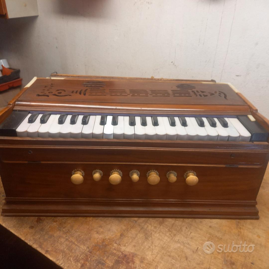 Strumento Indiano Di Harmonium Di Viaggio Fotografia Stock - Immagine
