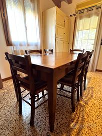 Tavolo in legno con 6 sedie