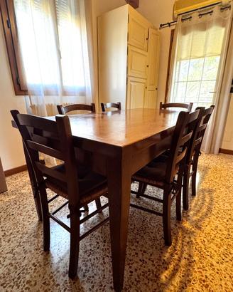 Tavolo in legno con 6 sedie