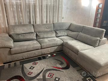 Divano con testate reclinabili a cinque posti