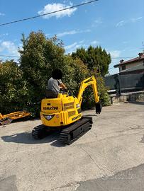 E242 - Escavatore 15 q Komatsu PC15 Carro Allargab