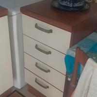 cucina completa di frigorifero e lavatrice con car