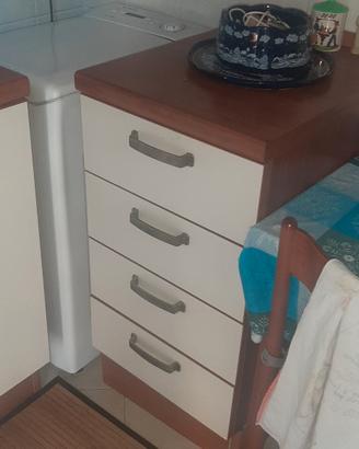 cucina completa di frigorifero e lavatrice con car