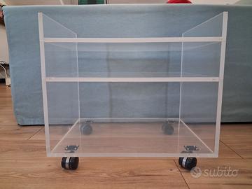 Comodino in plexiglass con ruote