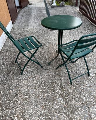 Tavolo e due sedie