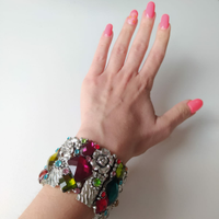 Bracciale in metallo con pietre colorate