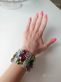Bracciale in metallo con pietre colorate
