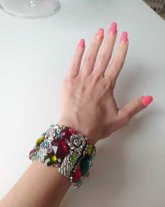 Bracciale in metallo con pietre colorate
