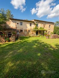 Rustico / Casale di 400 m² con più di 5 locali e b