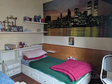 Un letto in una camera doppia per donna