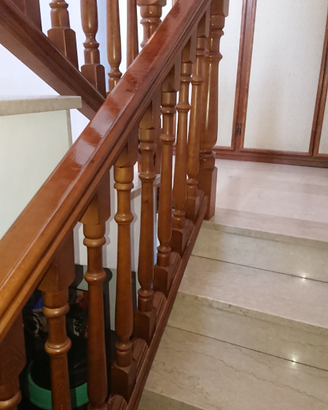 Ringhiera doppia in legno massiccio per scala