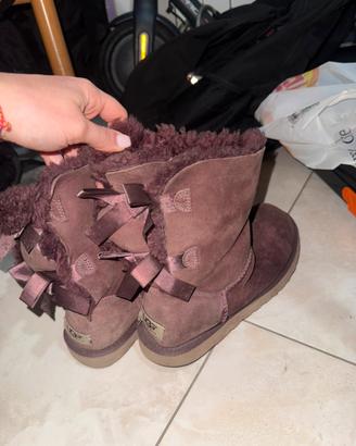 Stivaletti UGG con fiocco