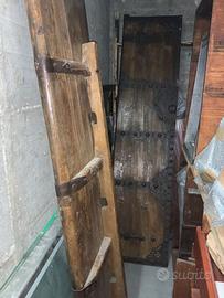 Antico portale monastico della Mongolia -