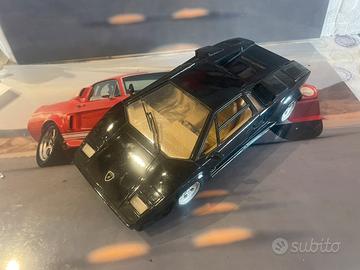 Lamborghini cuntach  nera polistil  scala 1/18