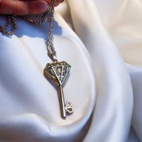 collana con ciondolo a forma di chiave 