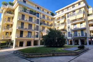 2 LOCALI A COMO