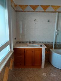 Mobile bagno in legno massello con top in marmo