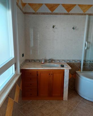 Mobile bagno in legno massello con lavandino