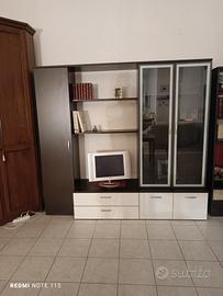 Soggiorno Wenge' . Ante bianche con vetrina