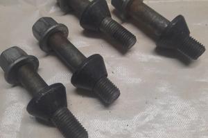 Set 4 pz perni ruota post. Bmw gs 850/1100