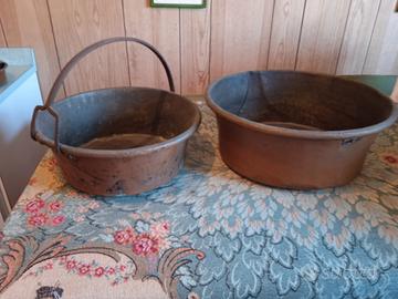 Coppia di oggetti in rame antico.