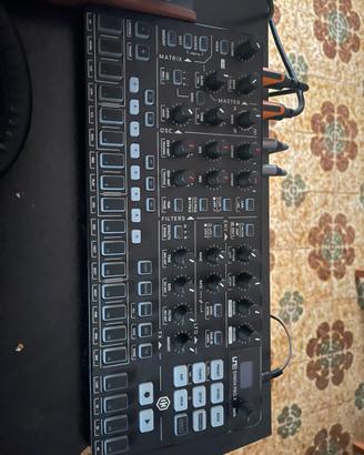IK Multimedia UNO Synth Pro X -