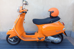 Vespa 125 arancio con casco