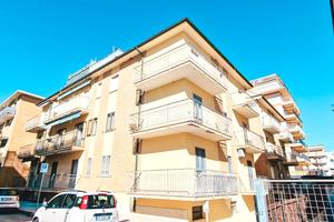 A738 - 3 camere 2 bagni fronte mare