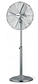 Ventilatore grande a piantana in acciaio.