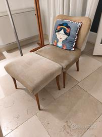 Poltrona antica in velluto con pouf