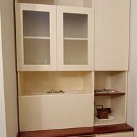 Credenza di fattura artigianale laccata lucida