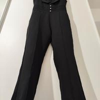 Tuta nera elegante con dettagli sartoriali