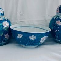 Coppia di eleganti vasi cinesi e coppa in ceramica