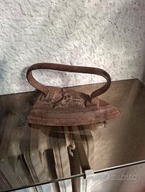 Antico ferro da stiro