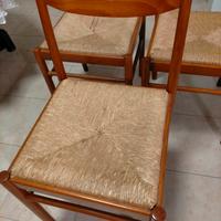 Sedie in legno faggio con seduta in paglia.