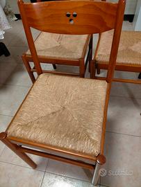 Sedie in legno faggio con seduta in paglia.