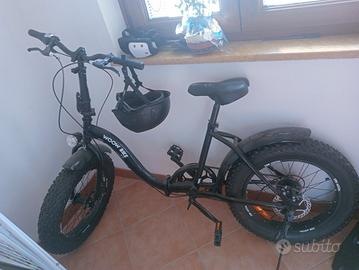 bicicletta woow con casco 