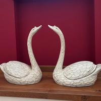 Cigni di legno bianchi