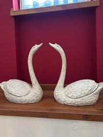 Cigni di legno bianchi