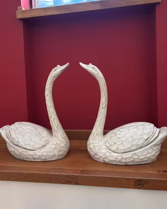 Cigni di legno bianchi